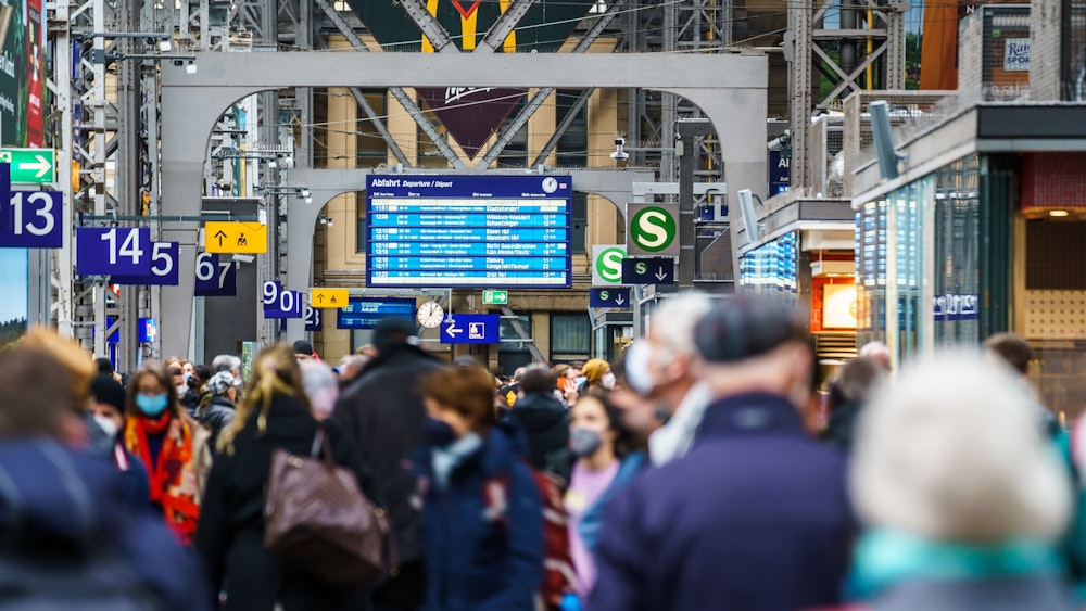 Reisende gehen durch den Hauptbahnhof von Frankfurt: Wer ab Mittwoch das 9-Euro-Ticket nutzt, muss vielerorts mit vollen Bussen und Bahnen rechnen.