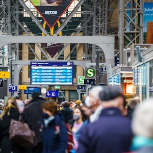 Reisende gehen durch den Hauptbahnhof von Frankfurt: Wer ab Mittwoch das 9-Euro-Ticket nutzt, muss vielerorts mit vollen Bussen und Bahnen rechnen.