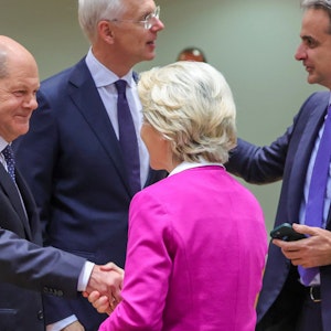 Im Streit um ein Öl-Embargo gegen Russland haben sich die Staats- und Regierungschefs bei einem EU-Sondergipfel auf einen Kompromissgeeinigt. Bundeskanzler Olaf Scholz (SPD, l) und Ursula von der Leyen, Präsidentin der Europäischen Kommission, schütteln sich am 30. Mai in Brüssel vor dem außerordentlichen Treffen die Hand.