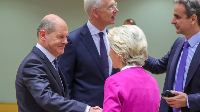 Im Streit um ein Öl-Embargo gegen Russland haben sich die Staats- und Regierungschefs bei einem EU-Sondergipfel auf einen Kompromissgeeinigt. Bundeskanzler Olaf Scholz (SPD, l) und Ursula von der Leyen, Präsidentin der Europäischen Kommission, schütteln sich am 30. Mai in Brüssel vor dem außerordentlichen Treffen die Hand.