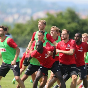 Die Spieler des 1. FC Köln schauen auf eine Hereingabe.