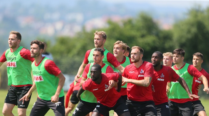 Die Spieler des 1. FC Köln schauen auf eine Hereingabe.