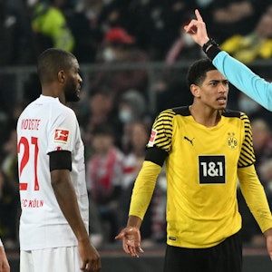 Jude Bellinham beschwert sich im Spiel von Borussia Dortmund beim 1. FC Köln beim Schiedsrichter Daniel Siebert.