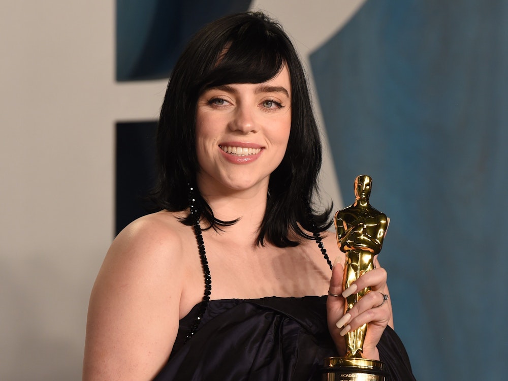 Billie Eilish feiert ihren Oscars für den besten Originalsong für den Bond-Song "No Time To Die" auf der Vanity Fair Oscar Party 2022, nach der 94. Verleihung der Academy Awards, im Wallis Annenberg Center for the Performing Arts in Hollywood.