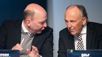 Die aktuell wohl wichtigsten Entscheider bei Borussia Mönchengladbach: Präsident Rolf Königs (r.) und Geschäftsführer Stephan Schippers (l.) bei der Mitgliederversammlung am 30. Mai 2022 im Borussia-Park. Schippers spricht zu Königs.