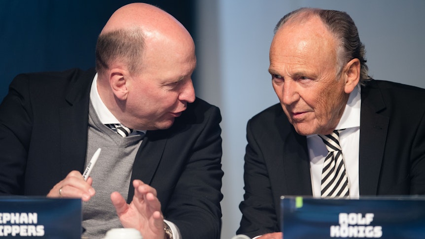 Die aktuell wohl wichtigsten Entscheider bei Borussia Mönchengladbach: Präsident Rolf Königs (r.) und Geschäftsführer Stephan Schippers (l.) bei der Mitgliederversammlung am 30. Mai 2022 im Borussia-Park. Schippers spricht zu Königs.