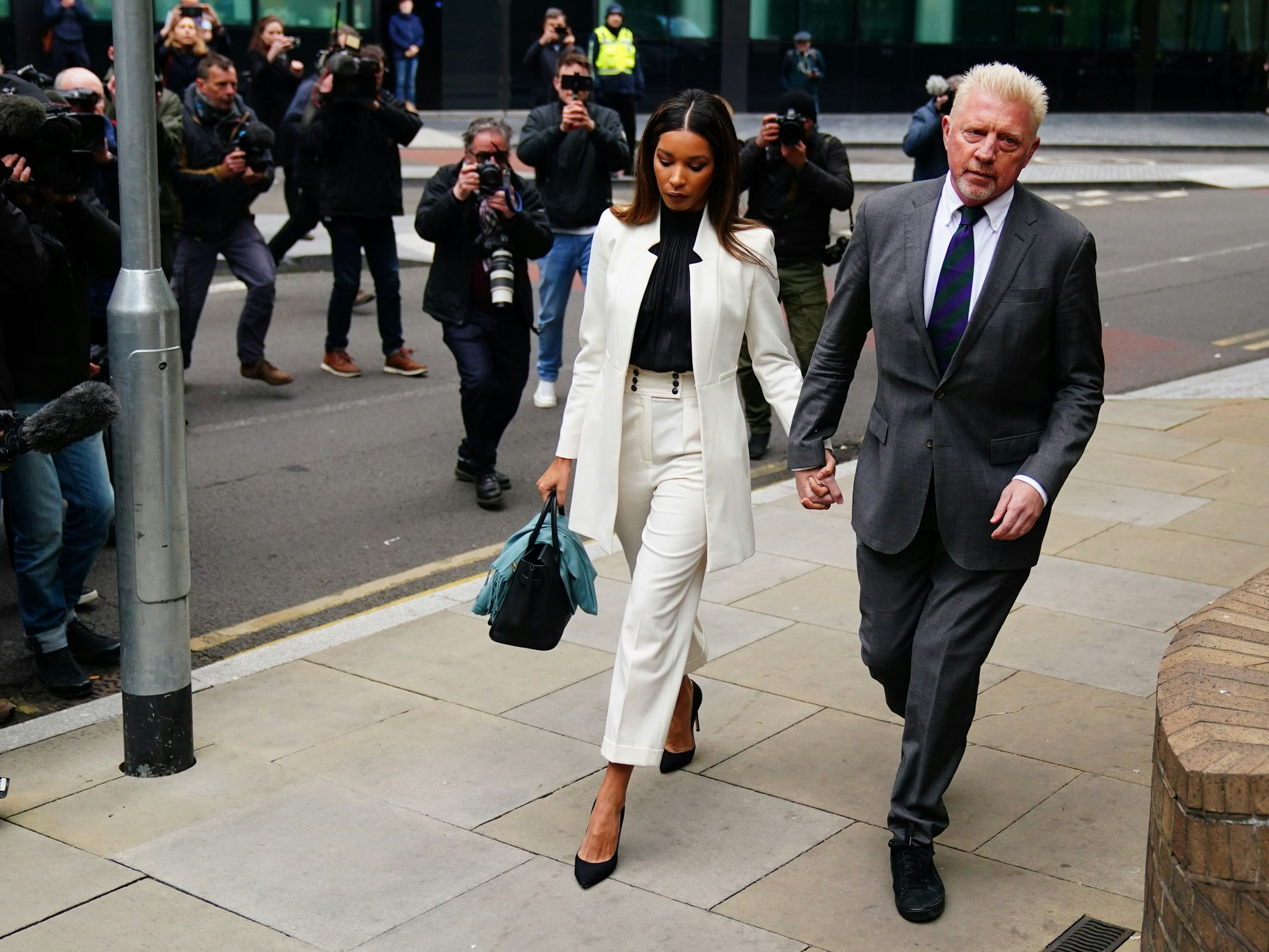 Boris Becker (r), ehemaliger Tennis-Profi aus Deutschland, kommt gemeinsam mit seiner Lebensgefährtin Lilian de Carvalho Monteiro zur Strafmaßverkündung in seinem Insolvenzverfahren am Southwark Crown Court an.