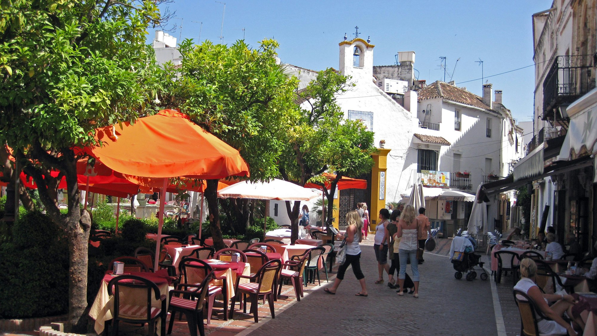 Auf dem Platz „Los Naranjos“ im Zentrum von Marbella in Spanien sind zur Mittagszeit nicht alle Tische der zahlreichen Restaurants besetzt (Archivfoto vom 16.06.2009).