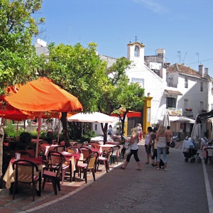Auf dem Platz „Los Naranjos“ im Zentrum von Marbella in Spanien sind zur Mittagszeit nicht alle Tische der zahlreichen Restaurants besetzt (Archivfoto vom 16.06.2009).
