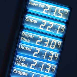 Eine Tankstelle in Köln. Preise für Kraftstoffe sind an einer Tankstelle angezeigt.