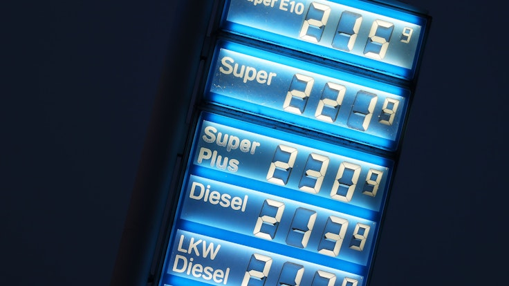 Eine Tankstelle in Köln. Preise für Kraftstoffe sind an einer Tankstelle angezeigt.
