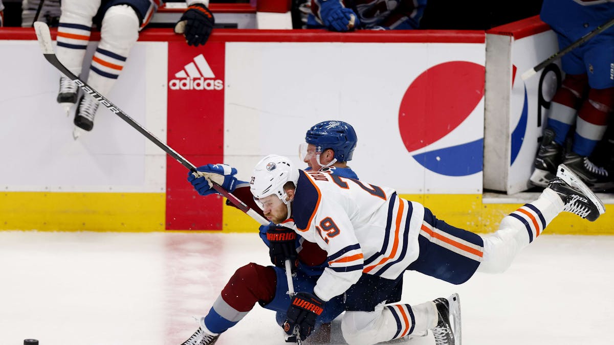 Leon Draisaitl in Spiel eins der Edmonton Oilers im NHL-Halbfinale bei den Colorado Avalanche im Duell mit Cale Makar.
