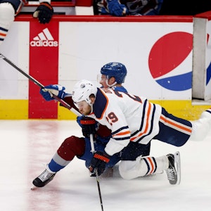 Leon Draisaitl in Spiel eins der Edmonton Oilers im NHL-Halbfinale bei den Colorado Avalanche im Duell mit Cale Makar.