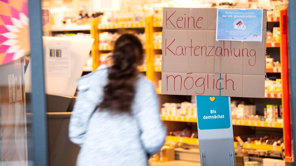 „Keine Kartenzahlung möglich“ steht auf einem Schild am Eingang eines Drogeriemarktes in Bremen.