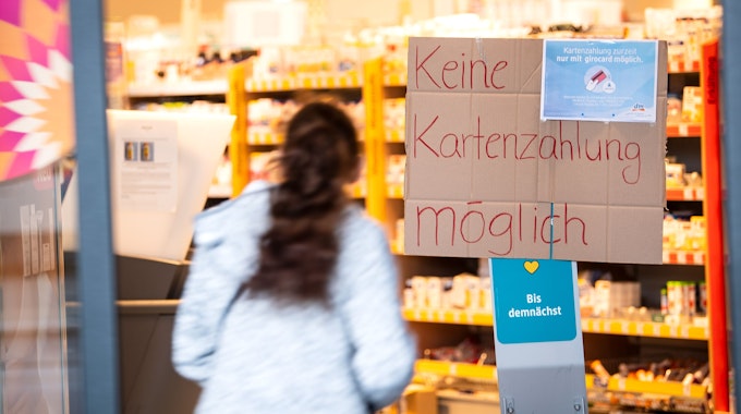 „Keine Kartenzahlung möglich“ steht auf einem Schild am Eingang eines Drogeriemarktes in Bremen.