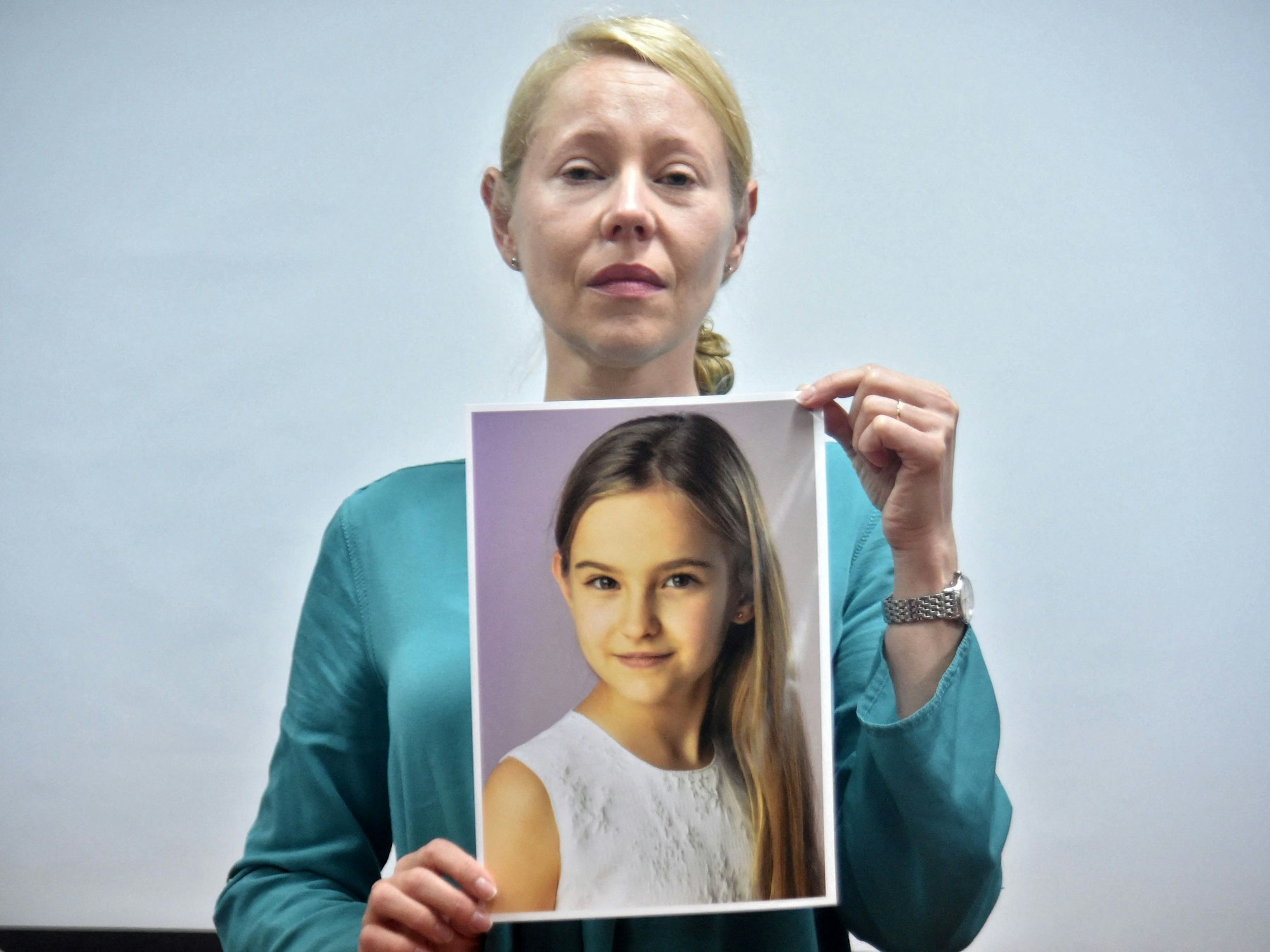 Die deutsche Mutter Anne Maja Reineger zeigt ein Foto ihrer vermissten Tochter Clara.