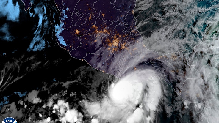 Dieses von der NOAA zur Verfügung gestellte Satellitenbild zeigt den Hurrikan Agatha vor der Pazifikküste des mexikanischen Bundesstaates Oaxaca. Mit ungewöhnlicher Stärke ist der erste Hurrikan der Saison an Mexikos Pazifikküste auf Land getroffen.