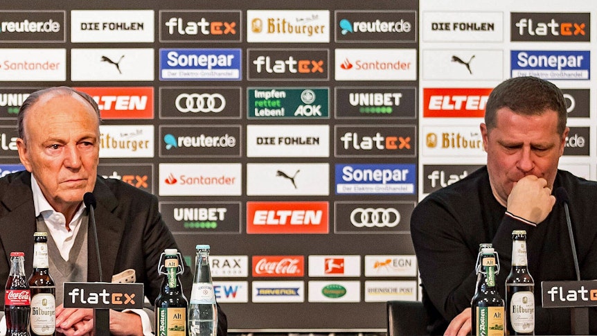 Das Ende der Zusammenarbeit zwischen Rolf Königs (l.), Präsident von Borussia Mönchengladbach, und Max Eberl (r.) als Fohlen-Manager am 28. Januar 2022 im Borussia-Park. Eberl blickt nach unten, Königs nach vorne.
