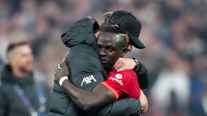 Liverpools Trainer Jürgen Klopp (l) tröstet Sadio Mané nach der Niederlage.