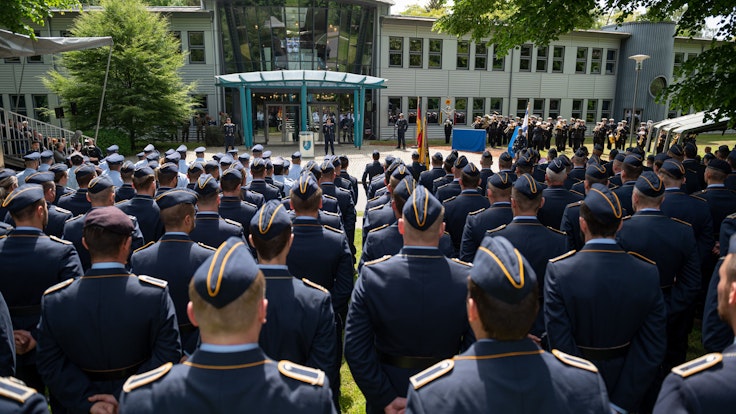 Soldaten und Soldatinnen stehen in Appen (Schleswig-Holstein) in Formation während der Namensgebungszeremonie für das zentrale Lehrsaalgebäude der Unteroffizierschule der Luftwaffe, welches in „Feldwebel-Laabs-Zentrum“ umbenannt wird.