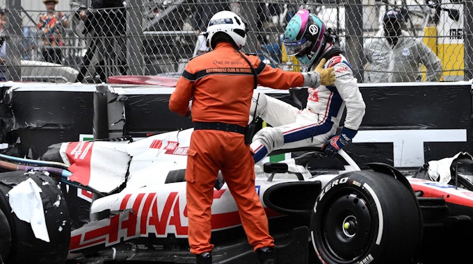Mick Schumacher steigt nach dem Unfall von Monaco am Sonntag (29. Mai 2022) aus seinem ramponierten Haas.