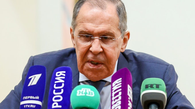 Der russische Außenminister Sergej Lawrow spricht am Mittwoch (1. Juni) auf einer Pressekonferenz in Riad nach einem Außenminister-Treffen in Saudi-Arabien. Lawrow warnt davor, ein „Drittstaat“ könnte in den Ukraine-Krieg verwickelt werden.