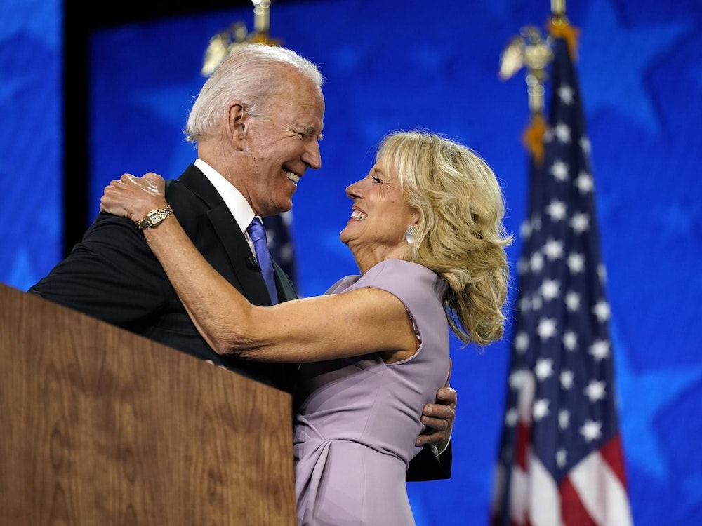 US-Präsident Joe Biden umarmt seine Frau Jill Biden.