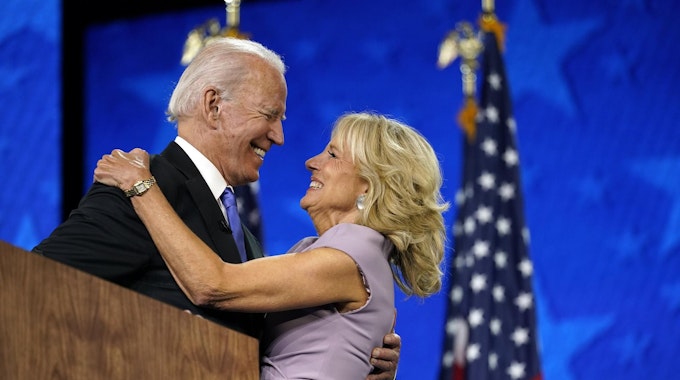 US-Präsident Joe Biden umarmt seine Frau Jill Biden.