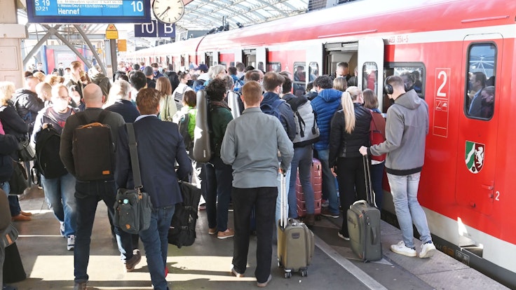 Menschen drängen auf Gleis 10 des Kölner Hauptbahnhofs in einen Zug.