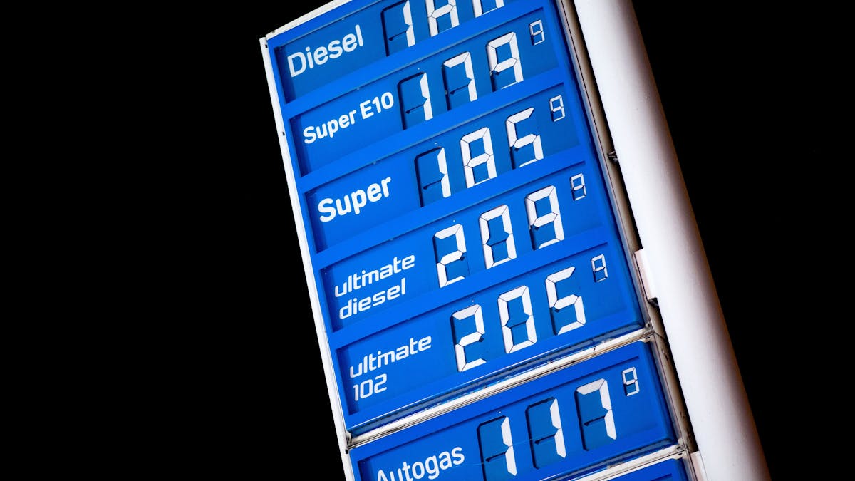 Die Preise für Kraftstoffe werden kurz nach Mitternacht an einer Tankstelle angezeigt.