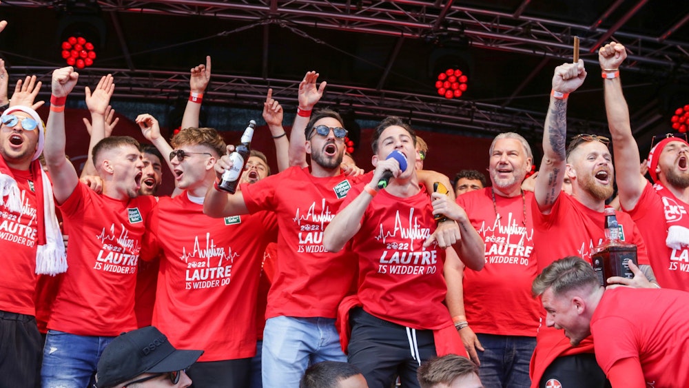 Kaiserslautern: Die Mannschaft feiert mit den Fans den Aufstieg in die 2. Bundesliga.
