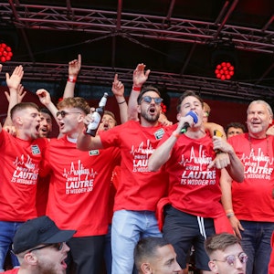 Kaiserslautern: Die Mannschaft feiert mit den Fans den Aufstieg in die 2. Bundesliga.