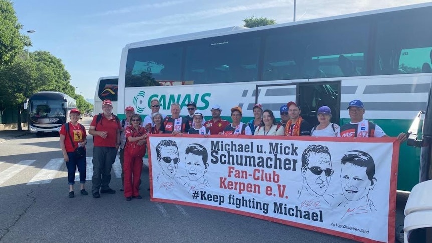 Der Schumacher-Fanclub feuerte Mick Schumacher beim Rennen am 21. Mai in Barcelona an. Hier posiert die Gruppe vor ihrem Reisebus