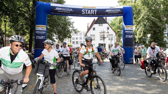 Stolze 245 Kilometer werden bei der NRW-Radtour vom 7. bis zum 10. Juli insgesamt zurückgelegt. Ab dem 1. Juni 2022 sind auch Anmeldungen für Tagesgäste möglich, die nur eine Etappe fahren wollen.