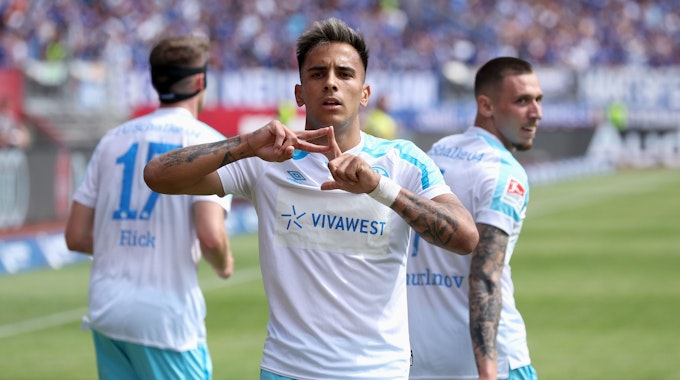 Nach der beendeten Zusammenarbeit mit Schalkes Hauptsponsor Gazprom steht nur auf dem Blau-Weißen Trikot der neue Sponsor Vivawest.