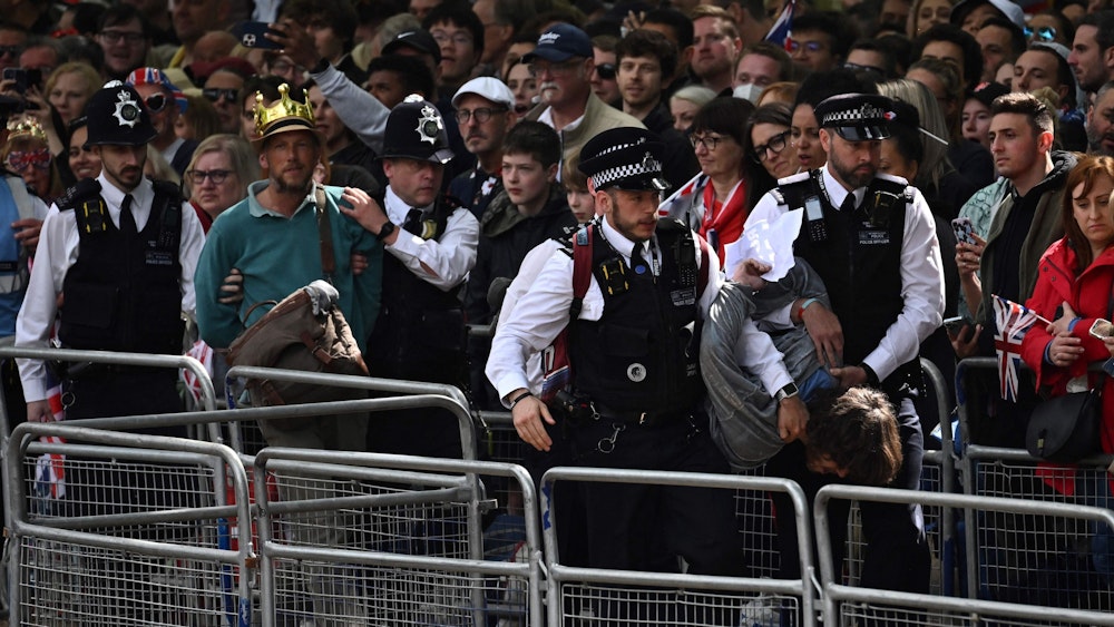 Britische Polizisten verhaften mehrere Aktivisten während der Feierlichkeiten des 70. Thronjubiläums der Queen.