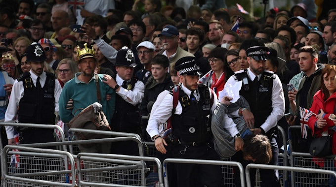Britische Polizisten verhaften mehrere Aktivisten während der Feierlichkeiten des 70. Thronjubiläums der Queen.