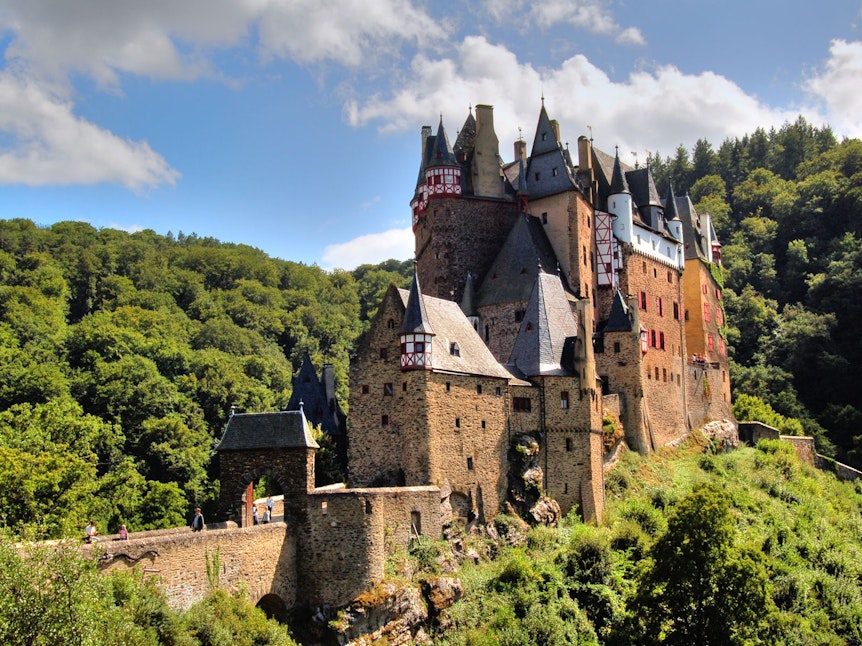 Burg Eltz ist eine der bekanntesten Sehenswürdigkeiten in Rheinland-Pfalz.