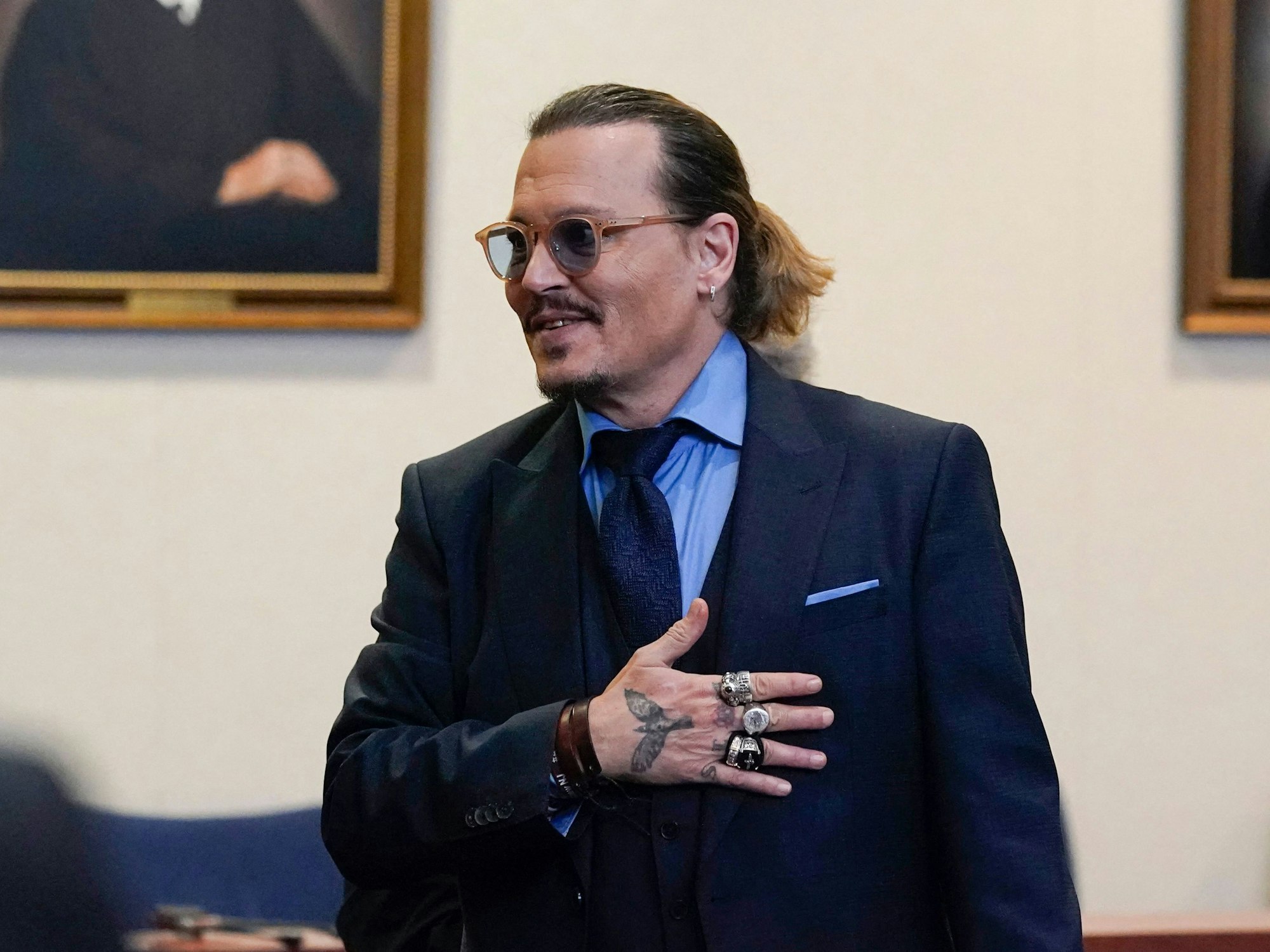 Johnny Depp steht im Gerichtssaal in Fairfax.
