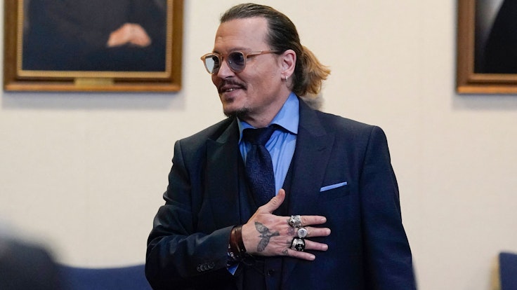 Johnny Depp steht im Gerichtssaal in Fairfax.