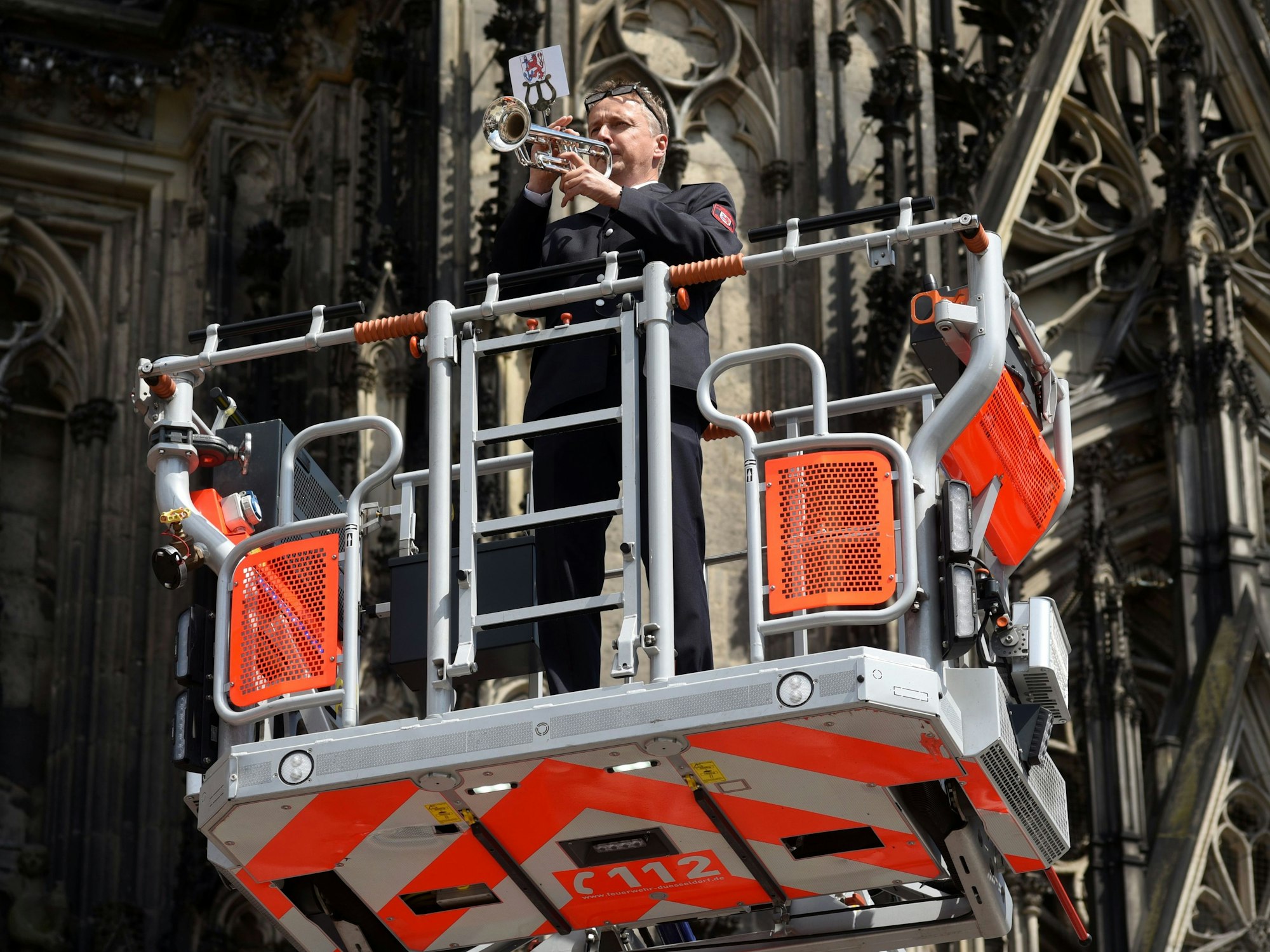 02.06.2022, Köln: Die Feuerwehren Köln und Düsseldorf gratulieren sich gegenseitig jeweils zum 150-jährigen Bestehen auf der Domplatte in Köln.

Trompetenständchen von einem Düsseldorfer Feuerwehrmann


Foto: Csaba Peter Rakoczy