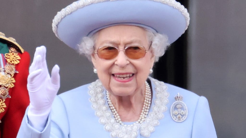 Queen Elizabeth II winkt fröhlich während der Feier ihres 70. Thronjubiläums.