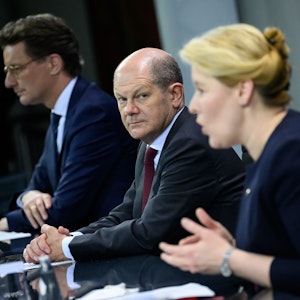 NRW-Ministerpräsident Hendrik Wüst (links), Bundeskanzler Scholz und Franziska Giffey, Regierende Bürgermeisterin von Berlin, am 7. April 2022 in Berlin.