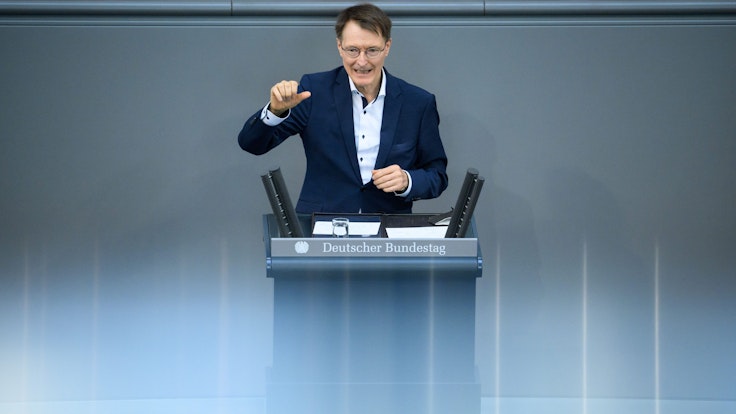Karl Lauterbach (SPD), Bundesminister für Gesundheit, spricht in der Plenarsitzung im Deutschen Bundestag.
