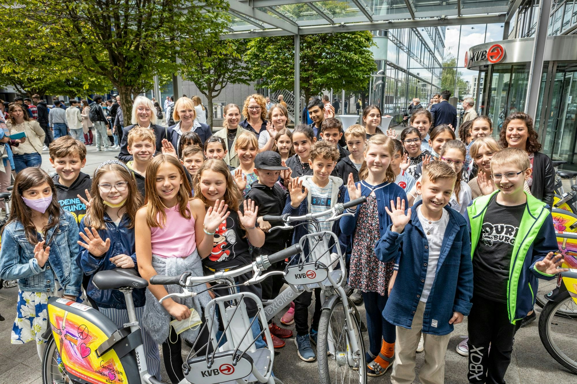Die Schülerinnen und Schüler der KGS Horststraße, die den Wettbewerb um die Gestaltung der Fahrräder gewonnen haben. Hintere Reihe links Schirmfrau Elfi Scho-Antwerpes und KVB-Chefin Stefanie Haaks (2. v. l.).