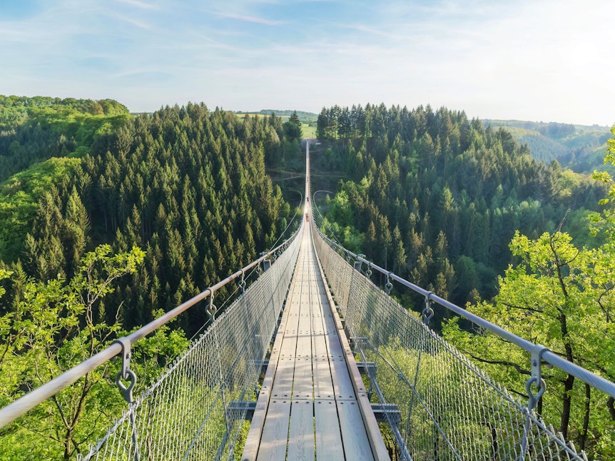 Bei einem Urlaub in Rheinland-Pfalz darf die Hängeseilbrücke Geierlay im Hunsrück nicht fehlen.