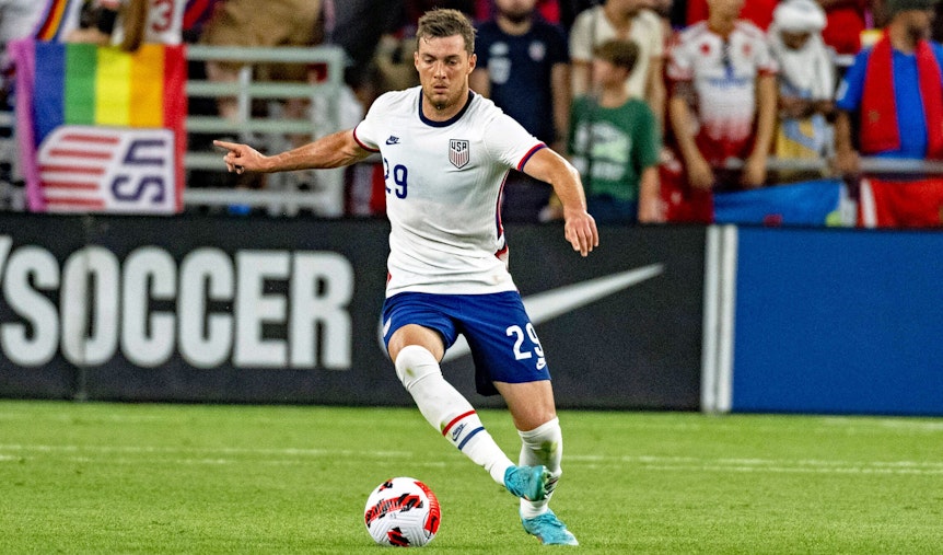 Joe Scally, Profi von Borussia Mönchengladbach, im Einsatz für die Nationalmannschaft der USA am 1. Juni 2022 in Cincinnati gegen Marokko. Scally führt bei seiner Länderspielpremiere den Ball am Fuß.