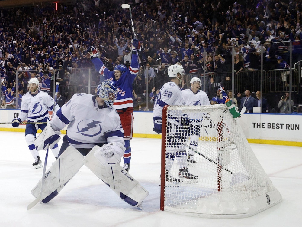 Die New York Rangers bejubeln in Spiel eins des NHL-Halbfinales einen Treffer gegen Tampa Bay Lightning.