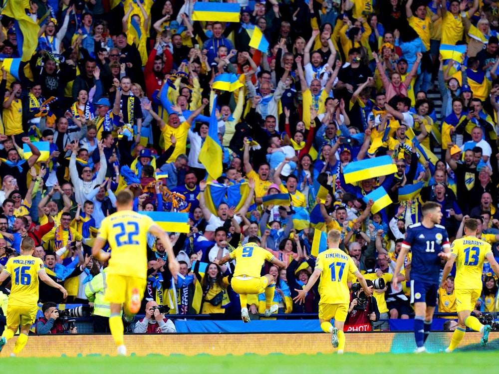 Die ukrainischen Spieler sprinten zu ihren Fans, um gemeinsam das Tor zum 2:0 gegen Schottland zu bejubeln.