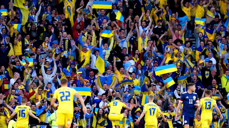 Die ukrainischen Spieler sprinten zu ihren Fans, um gemeinsam das Tor zum 2:0 gegen Schottland zu bejubeln.